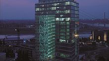Bürohochhaus mit Glasfassade 